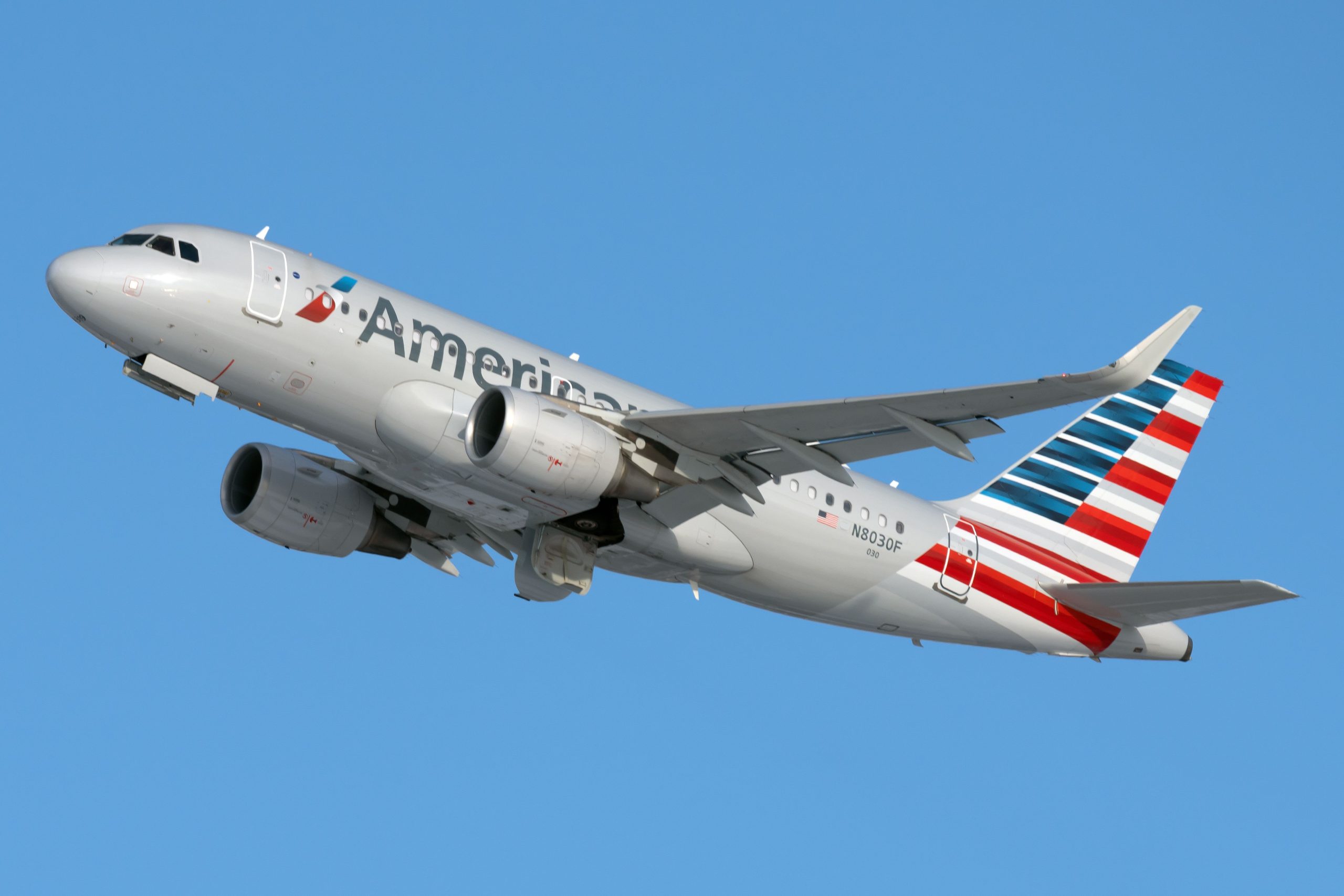 Η American Airlines Airbus A319 επιστρέφει στη Βοστώνη λόγω του Stall του συμπιεστή του κινητήρα
