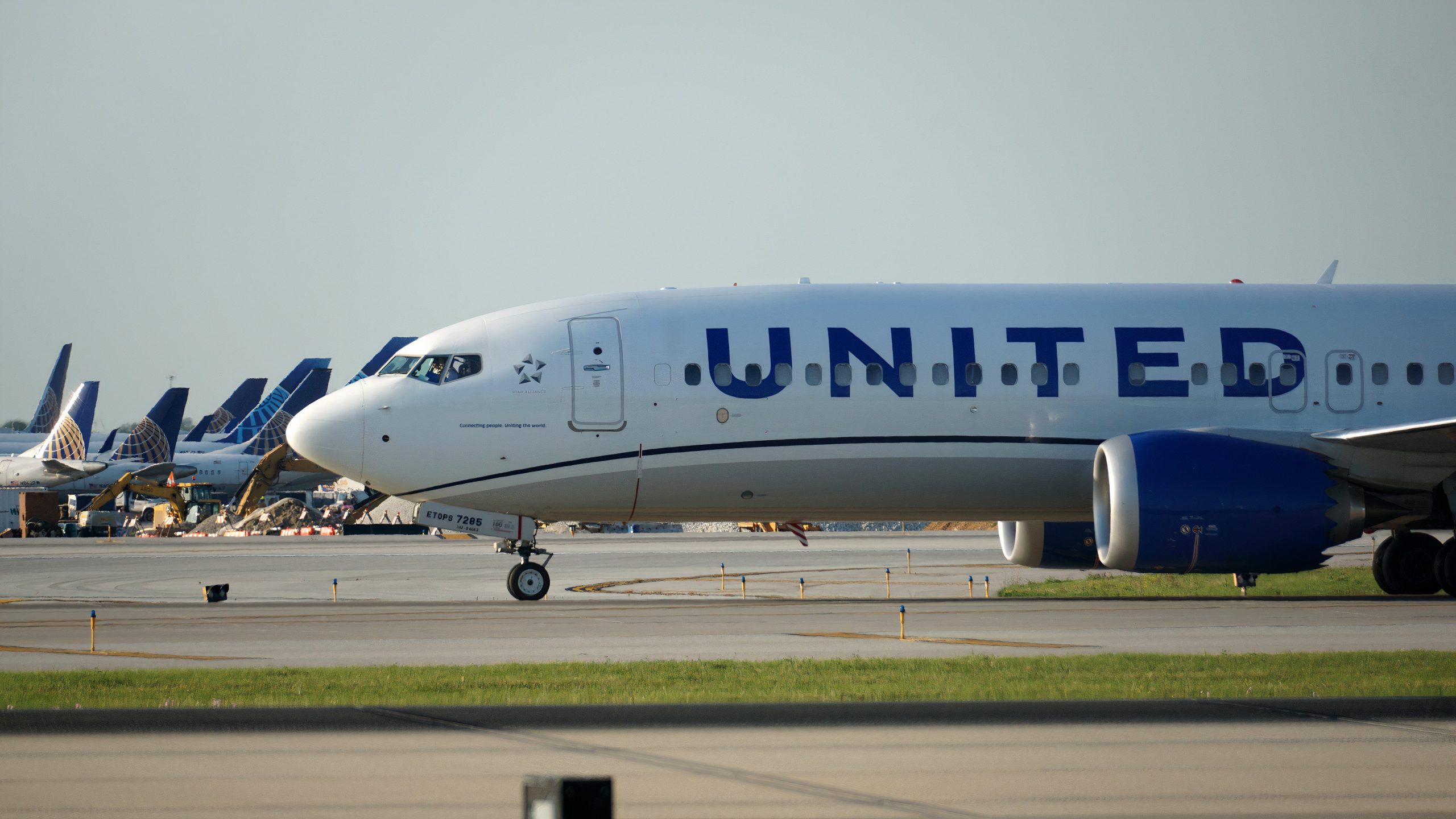 Η United Airlines καλεί την αγωγή της American Airlines "Meritless" &amp; Files Motion για παρέμβαση